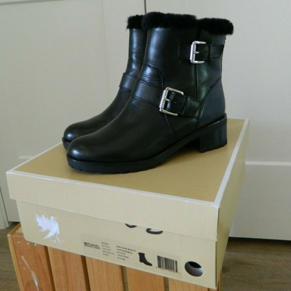 NIB Michael Kors GRETCHEN BOOTIE Sheep Fur Lining Buckle Leather Black 6.5M - Picture 2 of 5